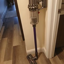 Dyson V8 Vacuum