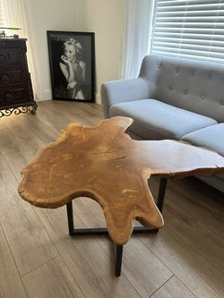 Solid Wood Walnut Coffee Table   In Excellent Condition, Like New 