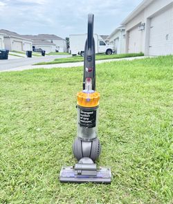 Selling a Dyson Ball Multifloor vacuum cleaner.