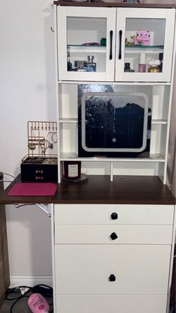 Makeup vanity