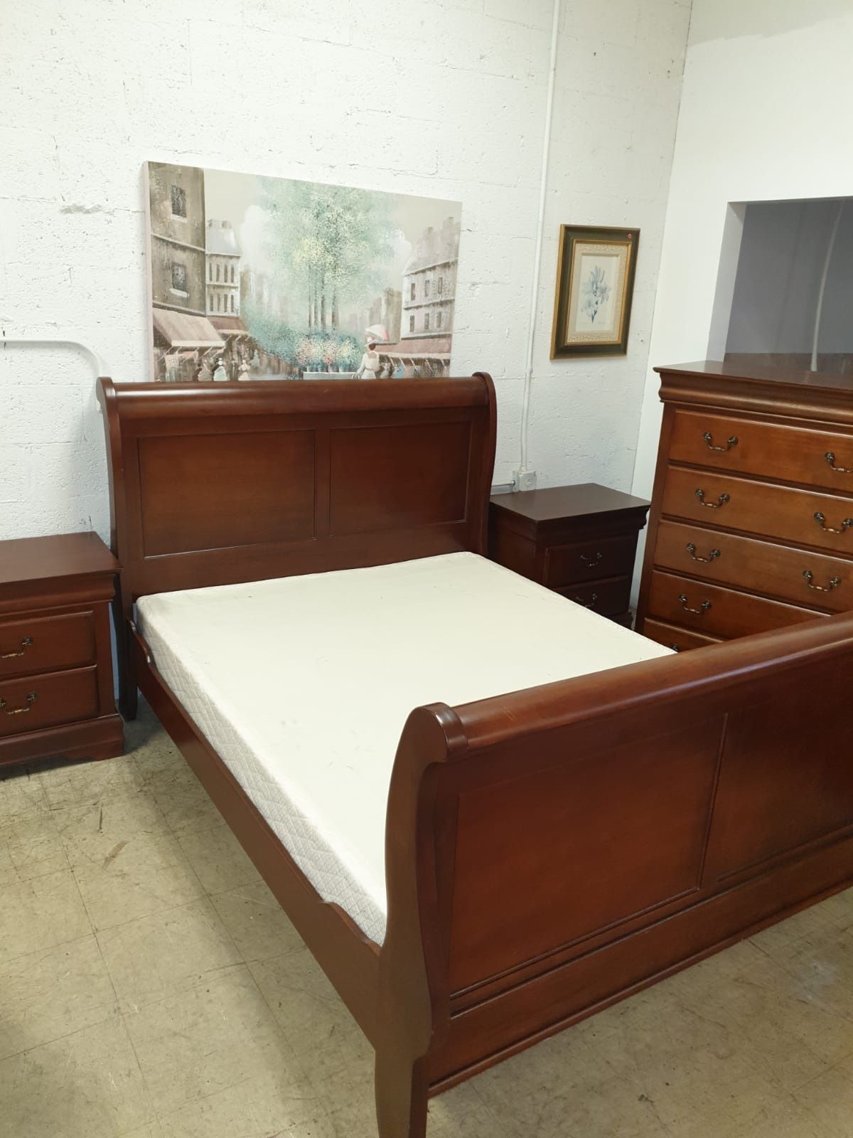 Queen size bedroom set solid wood in excellent condition