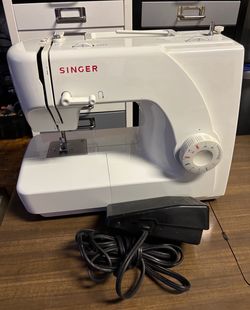 Singer Sewing Machine with Foot Pedal
