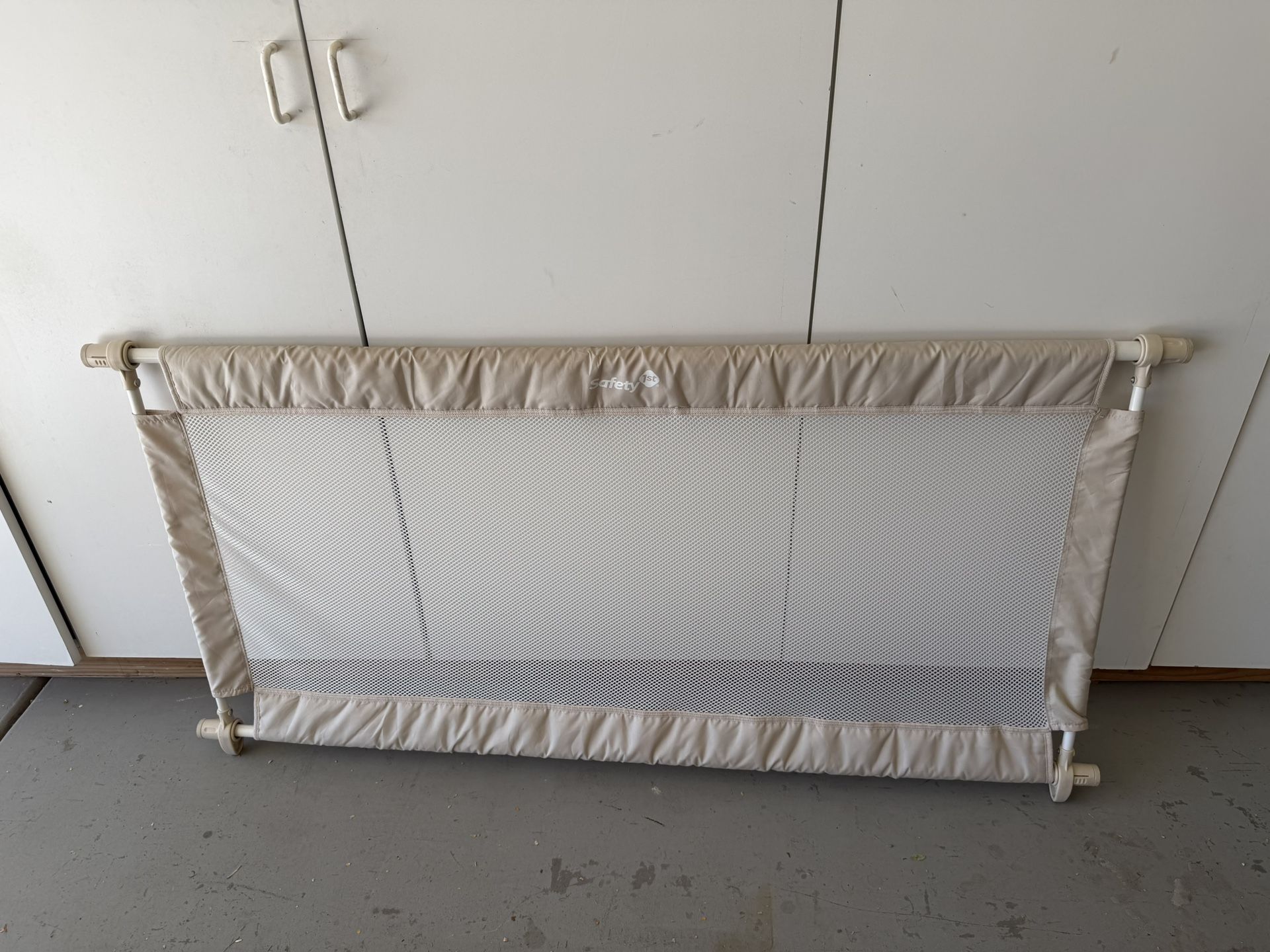 Baby gate - Adjustable - Barricade - Barrier - Toddler - Child