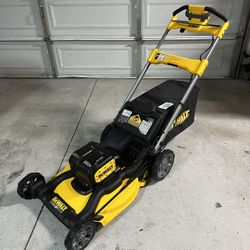 New DEWALT 2x20V MAX 21 in. Cordless Battery Powered Self Propelled Lawn Mower (Batteries Not Included)