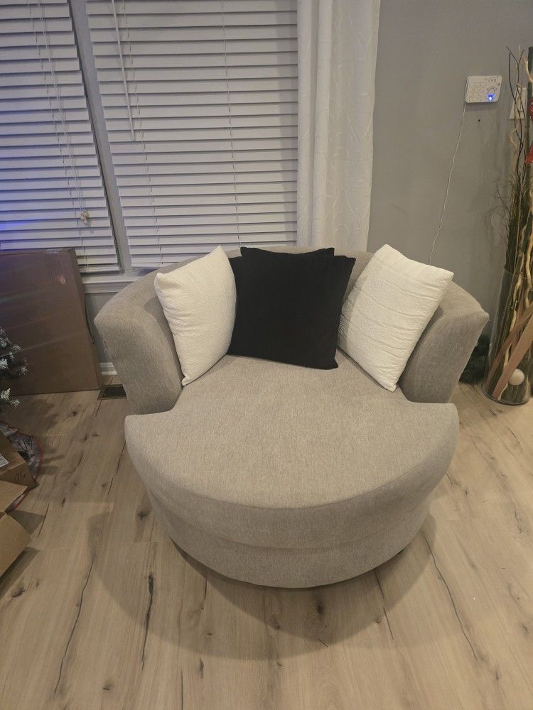 Oversized Riund Chair