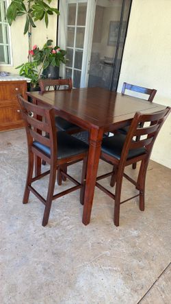 Small Dining table and 4 Chairs