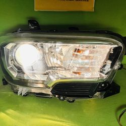 2016 - 2021 TOYOTA TACOMA HALOGEN HEADLIGHT RIGHT PASSENGER SIDE OEM TESTED