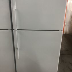 22 Cubic Foot Top Freezer Refrigerator With Ice Maker 