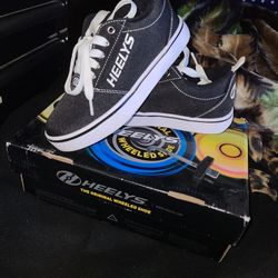 BRAND NEW GIRLS HEELYS SHOES..OPEN BOX...