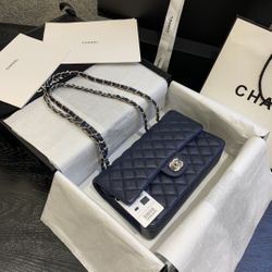 Classic women's shoulder bag