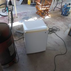 GE Mini Fridge Works Clean