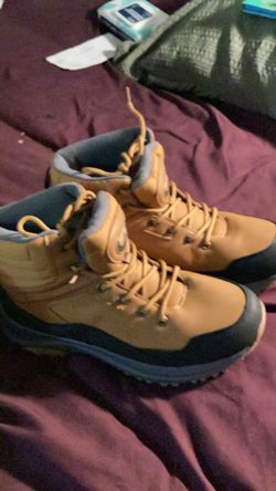 Men’s work Shoes either an 8 or 9 Couldn’t find the Size they are New $6.00