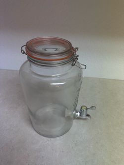 Modern 5-litre glass beverage dispenser made by Kilner.