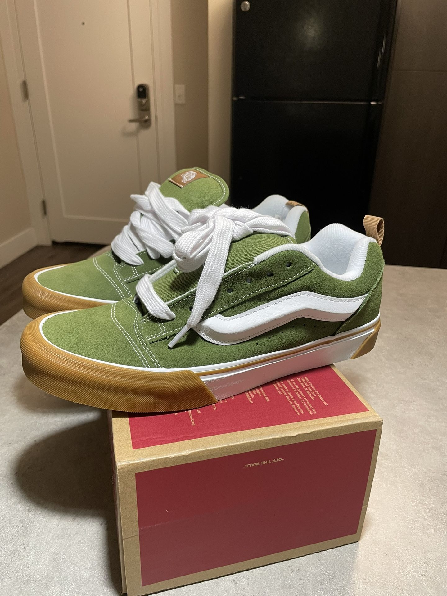 Vans Knu Skool Skate Shoe - Pesto/White