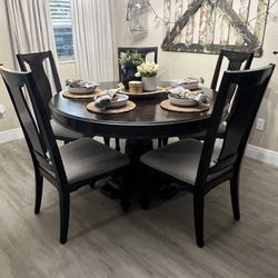 Elegant Dining Table With 5 Chairs Excellent Condition 