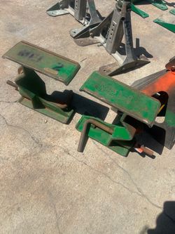 Durable cast iron Greenlee 735 pipe vise has a green finish. This heavy-duty tool is designed for securing pipe and conduit during work. It has a thre