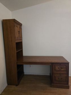 Desk in good condition PICK UP ONLY