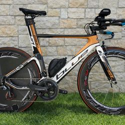 🚴🏻 Blue Triad SL Carbon TT / Triathlon Bike – Size 56  High-end Blue Triad SL carbon TT bike, built for speed and performance. Perfect for triathlon