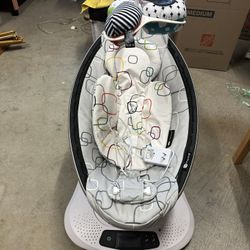 4 moms swing With Infant Insert 