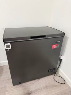 Frigidaire 7 cu ft garage ready deep freezer chest