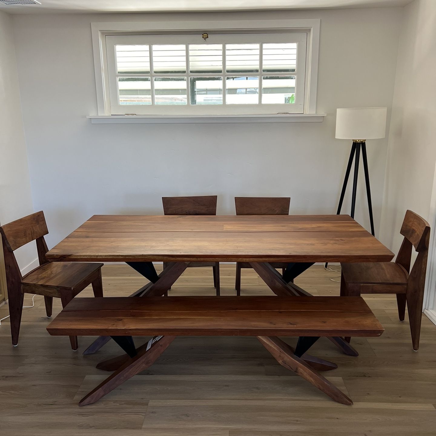 Beautiful, Stylish & Solid Dining Table w/ 4 Chairs & Bench 