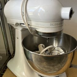 Kitchen Aid Mixer with accesories