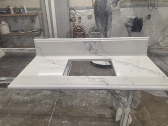 Lincoln Quartz Vanity And Backsplash