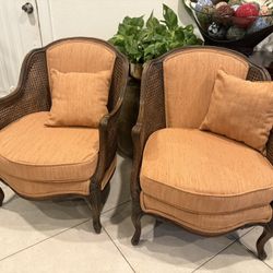 Sillones estilo francés con detalles en madera tallada y rejilla