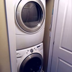VERY NICE STACKABLE WHIRLPOOL WASHER DRYER COMBO, DELIVERY WARRANTY 