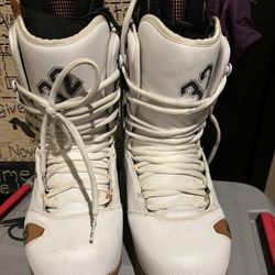 Thirty2two Now airs Boots Size 11