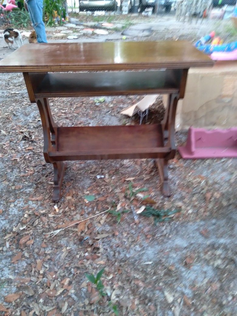 Beautiful Vintage End Table W/mahogany Finishing