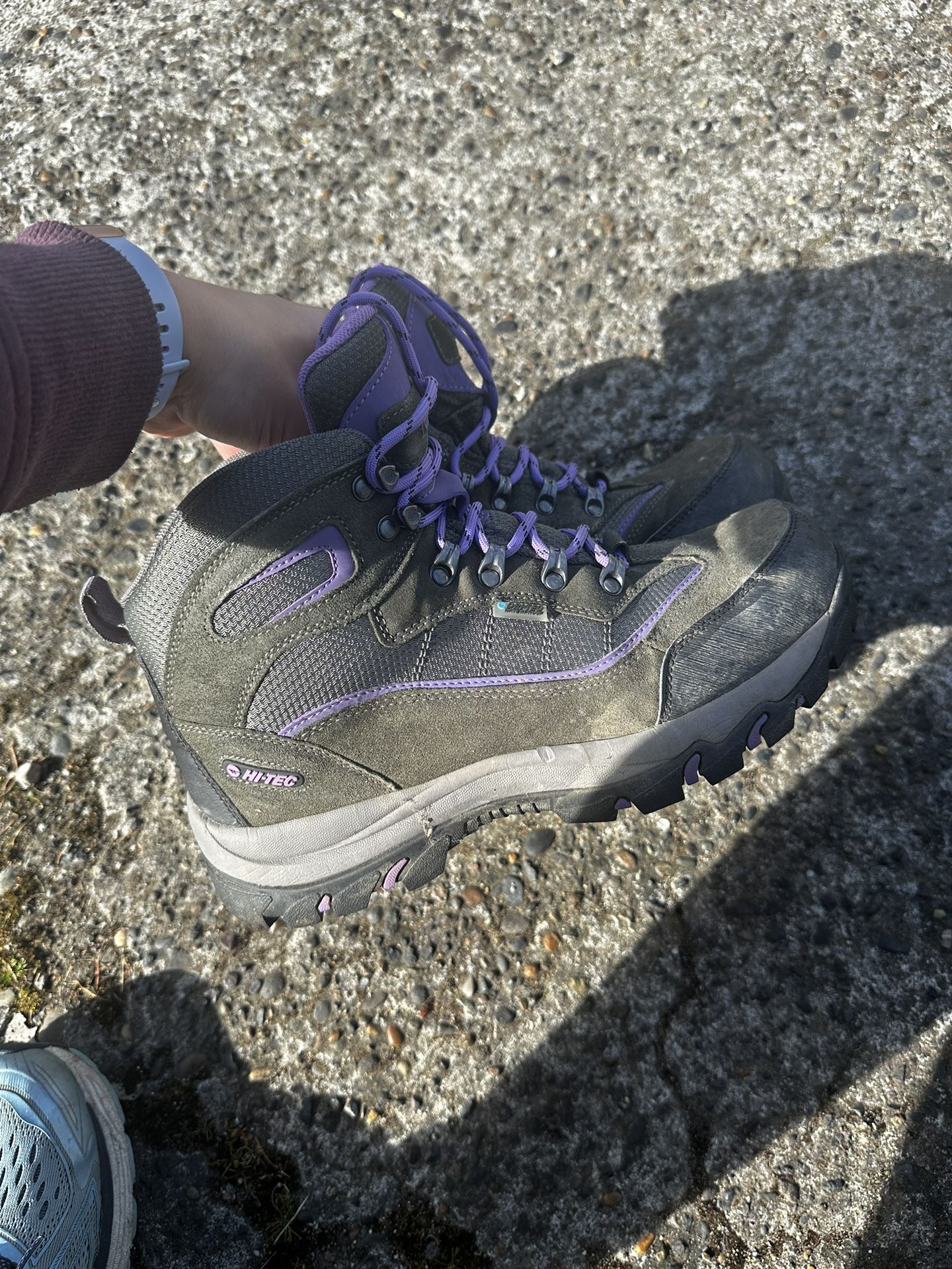 Women’s 9.5 Waterproof Hiking Boots 