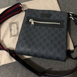 GG Supreme Small Black Messenger Bag