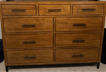 Steenlage 9 Drawer Dresser Very Good condition  1yr old