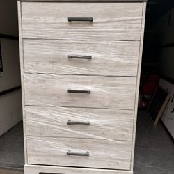 Dressers And Nightstands 