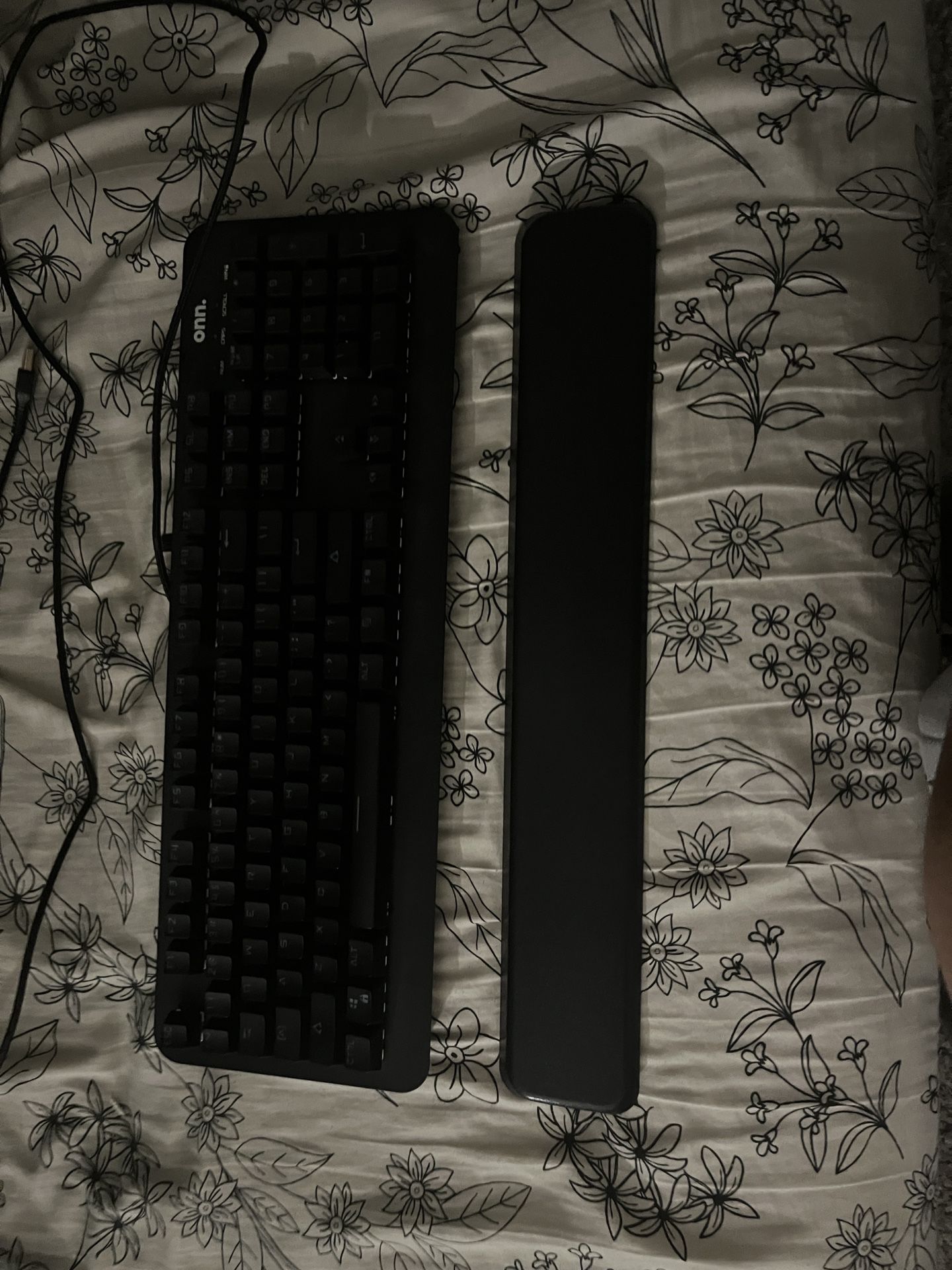 Onn Gaming Keyboard With Magnetic Wrist Rest