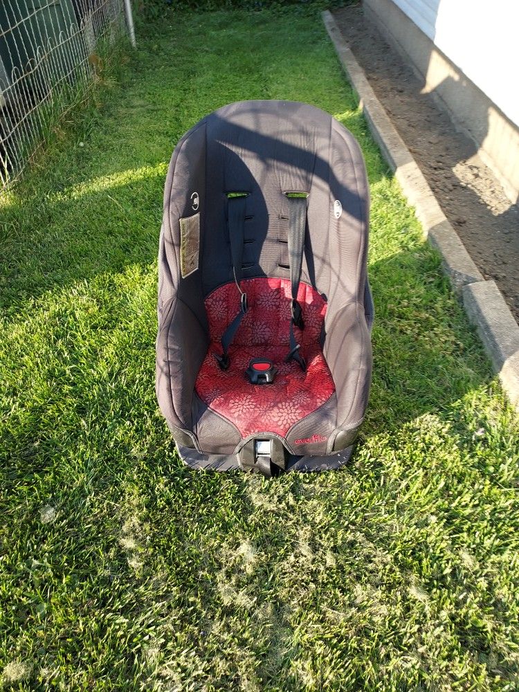 Even-Fio Car Seat For 6 Months To 2 Yrs Old In Like New Condition Only 20$