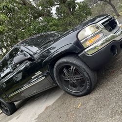 2006 GMC Sierra Crewcab.           Tahoe/1500/silverado/chevy/yukon/truck/ls/work
