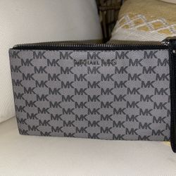 Michael Kors Wristlet 