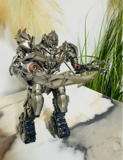 TRANSFORMERS STUDIO SERIES MEGATRON