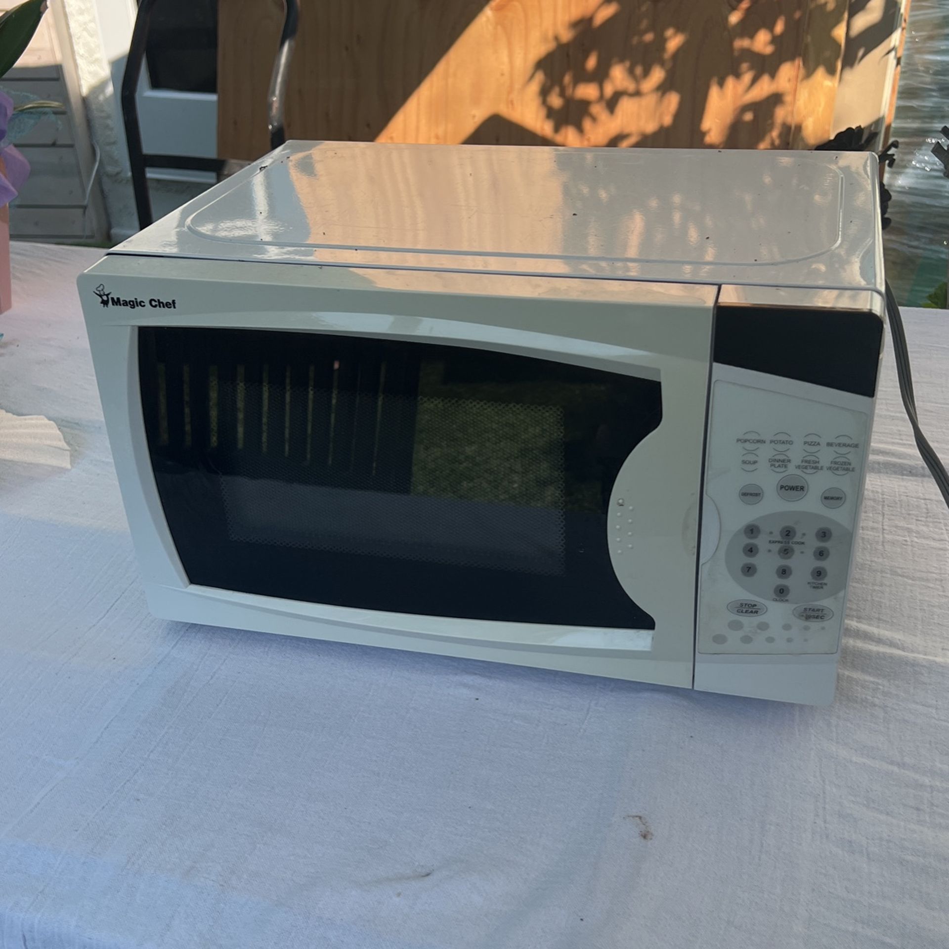Magic chef Microwave MCM770W1