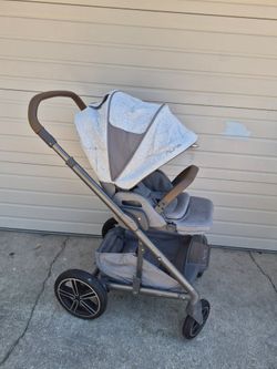 Beautiful stroller by nuna