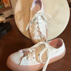 Girl youth size 11 converse  White and pink 