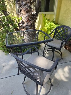 Outdoor metal table with 2 chairs