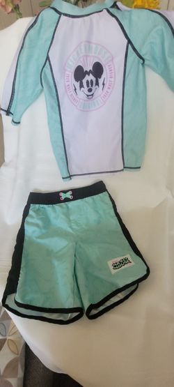 2 PIECE BOYS  DISNEY SWIMSUIT IN GREAT CONDITION SIZE 5-6