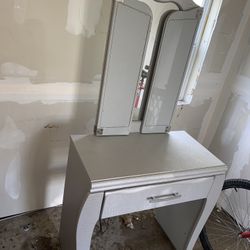 MakeUp Vanity With Lights