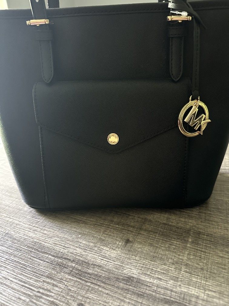 New Michael Kors Purse(Make An Offer)