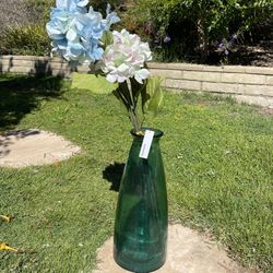 🌿 Tall Green Glass Vase with Faux Hydrangeas –🌸