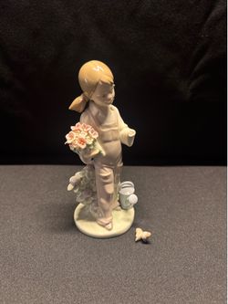 Lladró Girl Gardener with Flowers (broken hand)