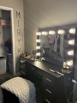 Black vanity mid